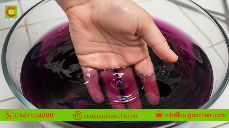 Thuốc tím Kali pemanganat được dùng khử trùng và hỗ trợ điều trị bệnh ngoài da