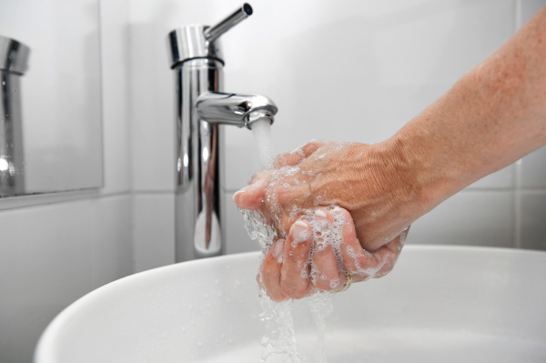 Khử trùng nước sinh hoạt sau mưa bão bằng Cloramin T