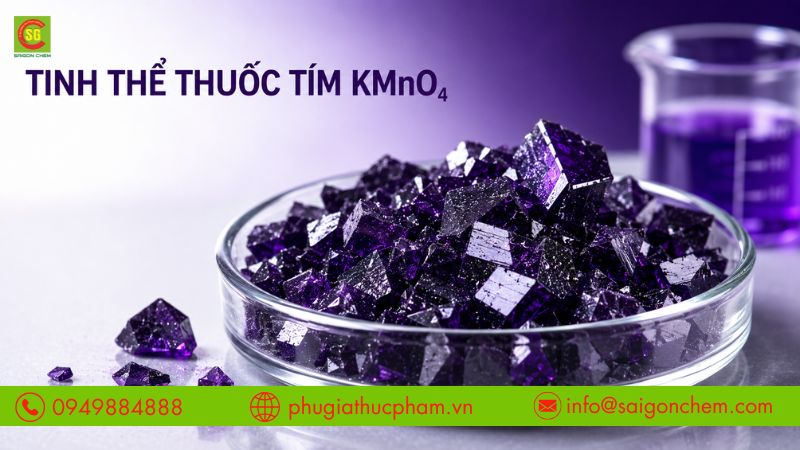 Tinh thể thuốc tím KMnO4 màu tím sẫm, khả năng oxy hóa mạnh.